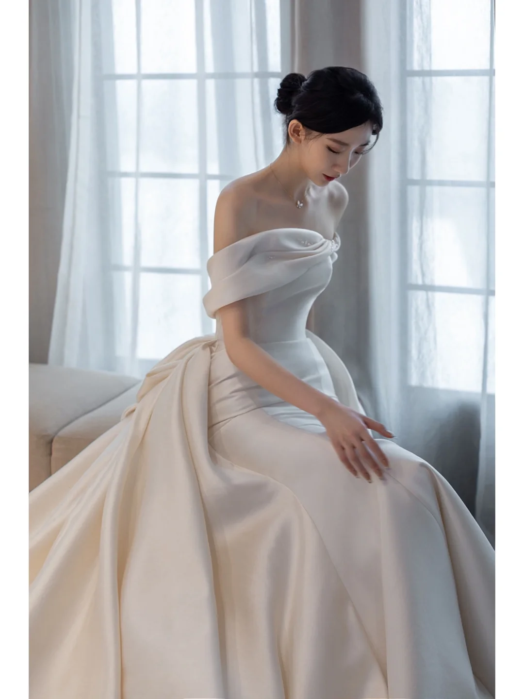 Robe de mariée sirène à épaules dénudées pour femme, ornée de plis et longue jusqu'au sol, modèle AB1018