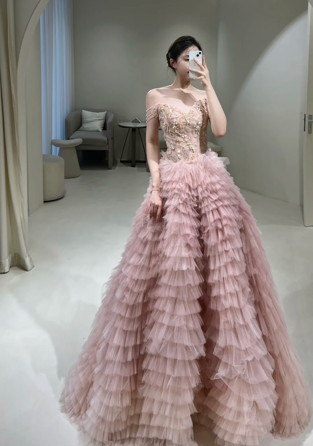 Einzigartiges Ballkleid aus rosa Tüll mit schulterfreiem Ausschnitt und langem, mehrlagigem Rock – perfekt für Abschlussball, Quinceañera, Sweet 15, 16 oder Geburtstag (AB862).