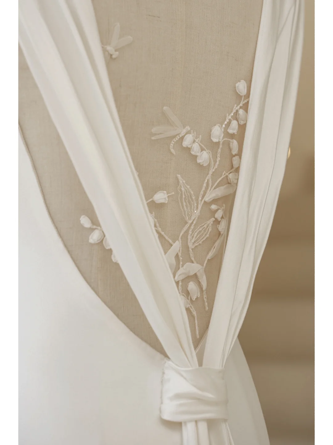 Robe de mariée longue sirène intemporelle en satin blanc à col en V, style simple et élégant, idéale pour l'été (AB874)