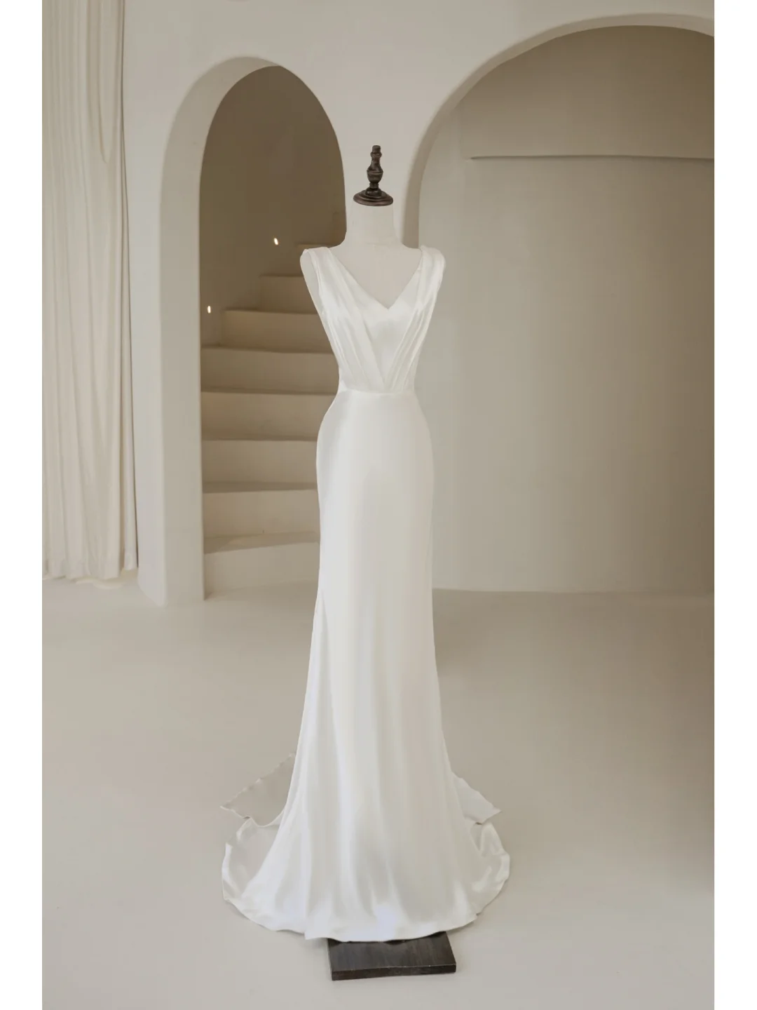 Robe de mariée longue sirène intemporelle en satin blanc à col en V, style simple et élégant, idéale pour l'été (AB874)