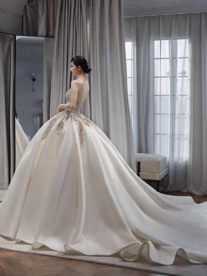 Zeitloses Brautkleid mit Handschuhen, Spitzenapplikationen, Abendkleid mit Herzausschnitt, Ballkleid AB875