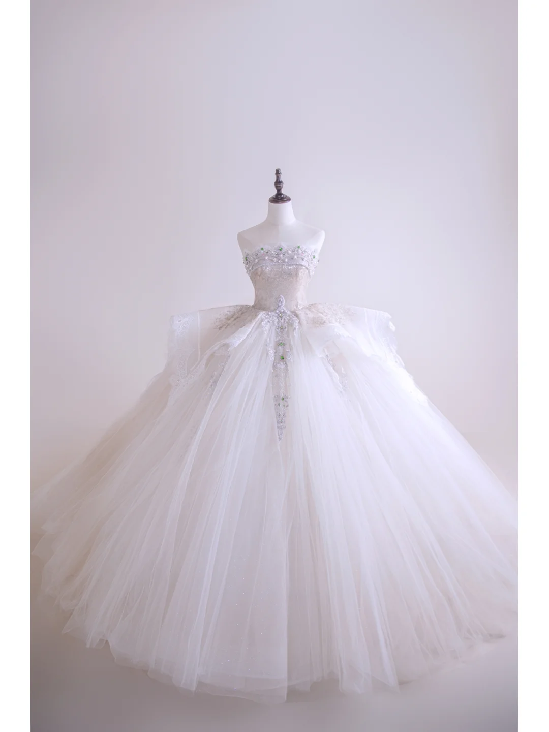 Zeitloses Brautkleid mit Kristallperlen, Spitzenapplikationen, trägerloses Ballkleid AB876