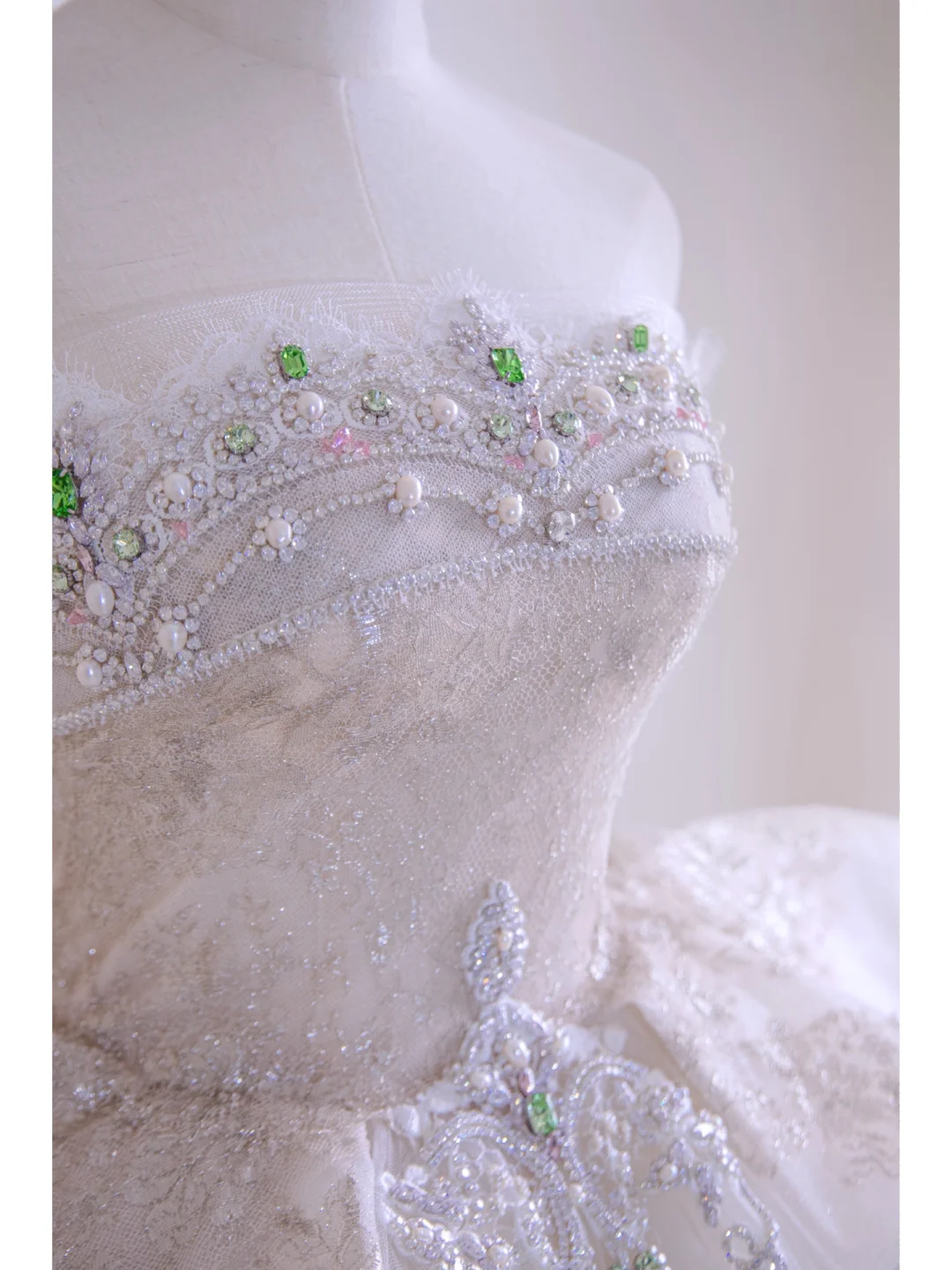 Zeitloses Brautkleid mit Kristallperlen, Spitzenapplikationen, trägerloses Ballkleid AB876
