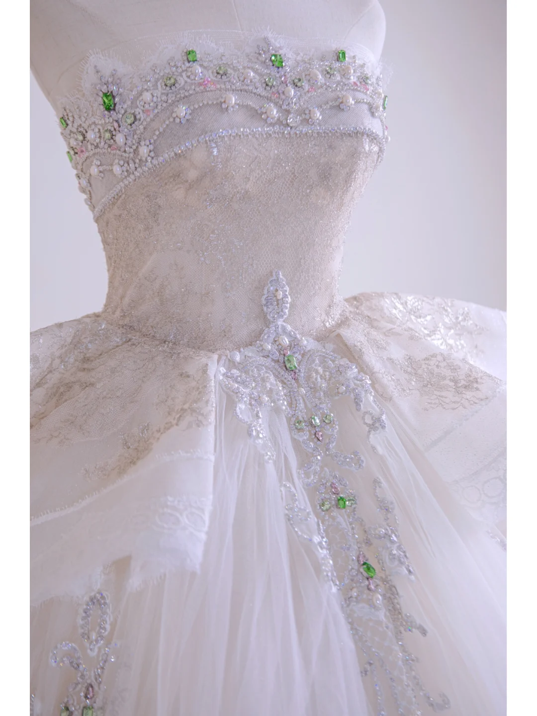 Zeitloses Brautkleid mit Kristallperlen, Spitzenapplikationen, trägerloses Ballkleid AB876