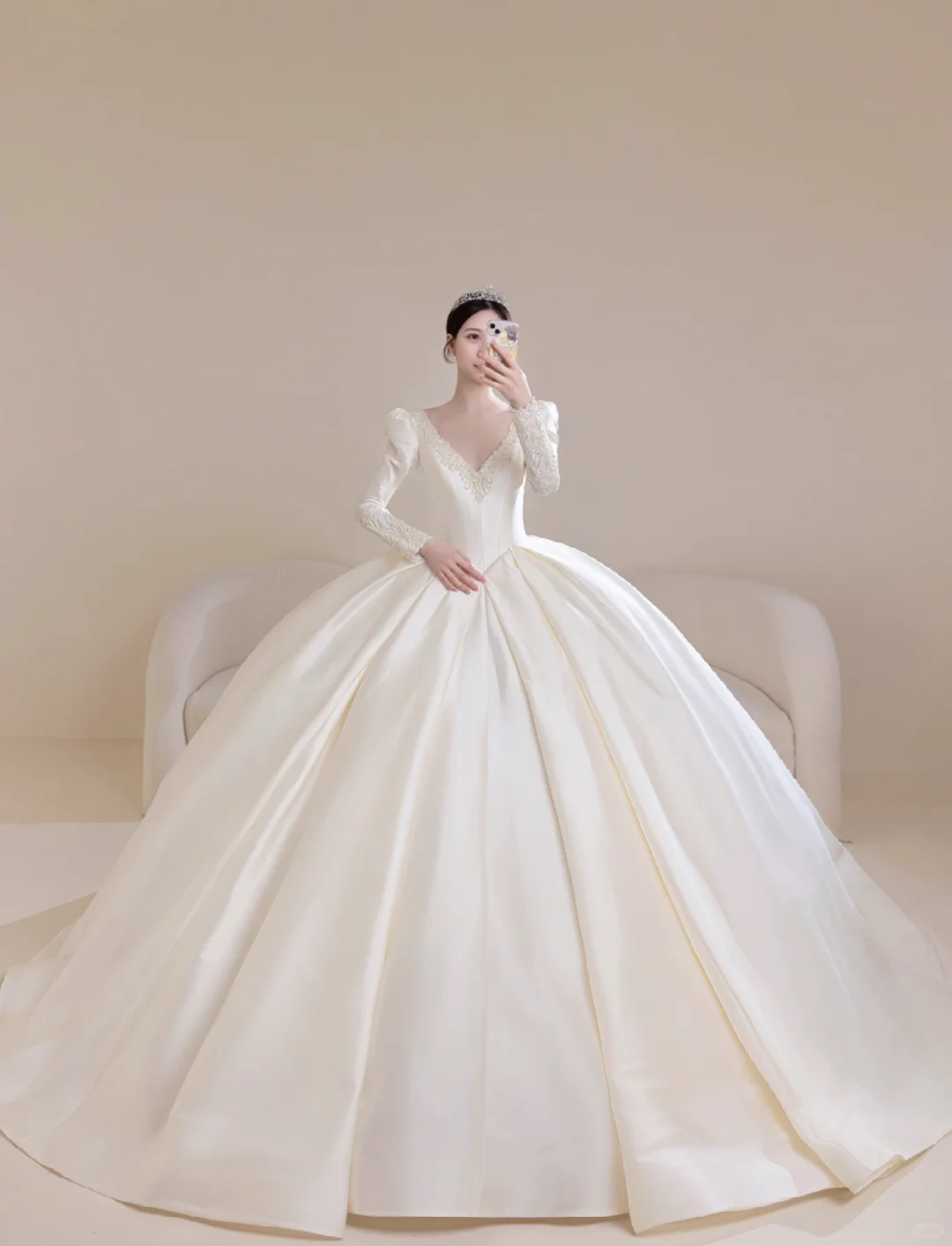 Zeitloses weißes Brautkleid mit Spitzenapplikationen, V-Ausschnitt, Ballkleid AB877