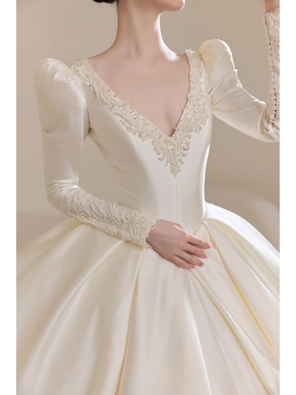 Zeitloses weißes Brautkleid mit Spitzenapplikationen, V-Ausschnitt, Ballkleid AB877