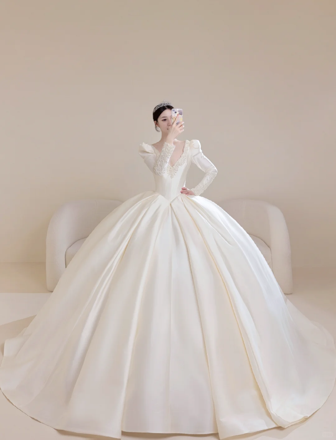 Zeitloses weißes Brautkleid mit Spitzenapplikationen, V-Ausschnitt, Ballkleid AB877