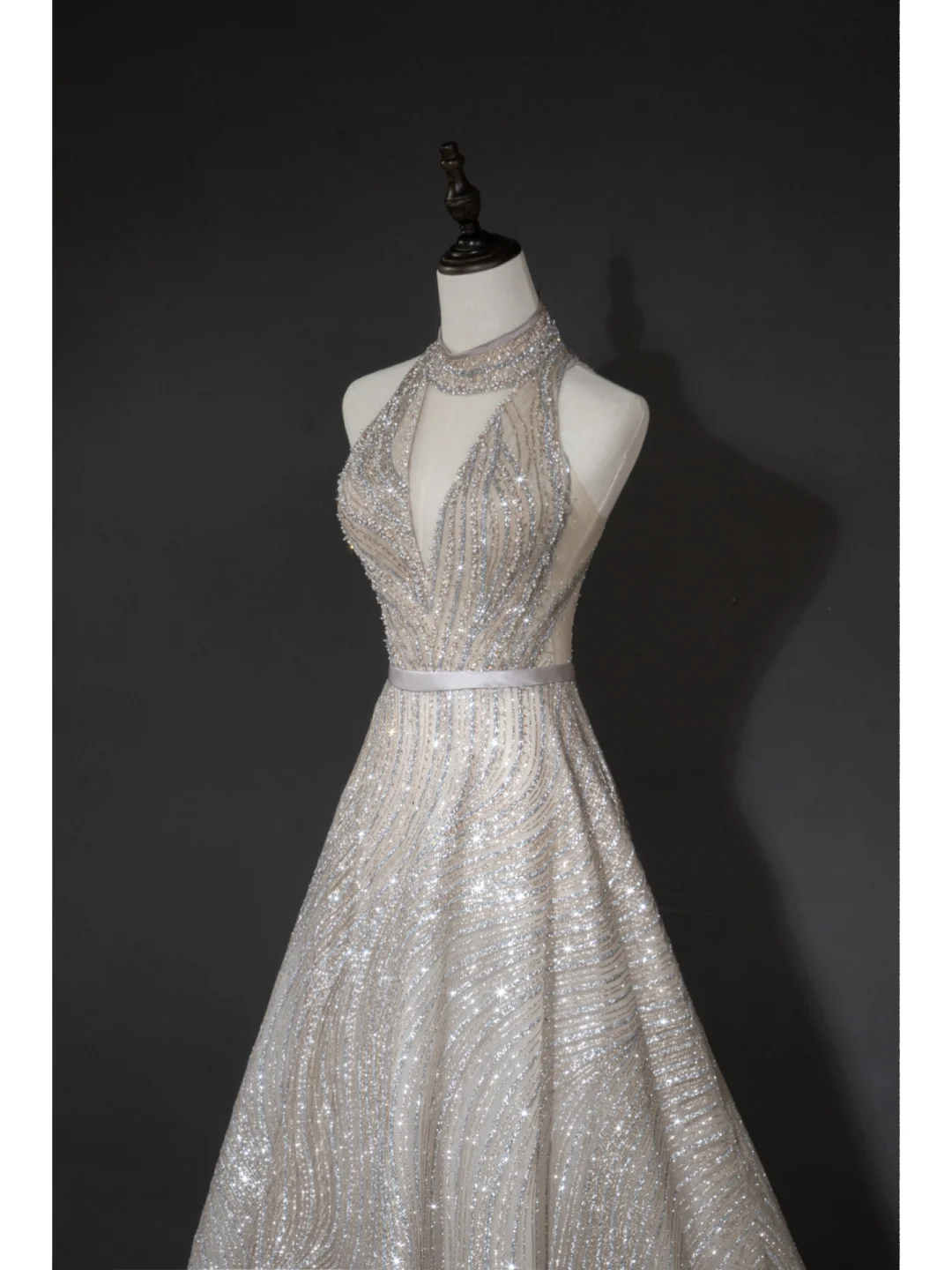 Robe de mariée argentée intemporelle pour femme, coupe trapèze, col en V à sequins, référence AB879
