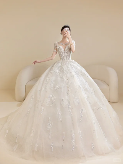 Zeitloses Brautkleid mit Spitzenapplikationen, Ballkleid im Prinzessinnenstil, Rundhalsausschnitt, Tüllkleid, kurze Ärmel, Brautkleid AB880
