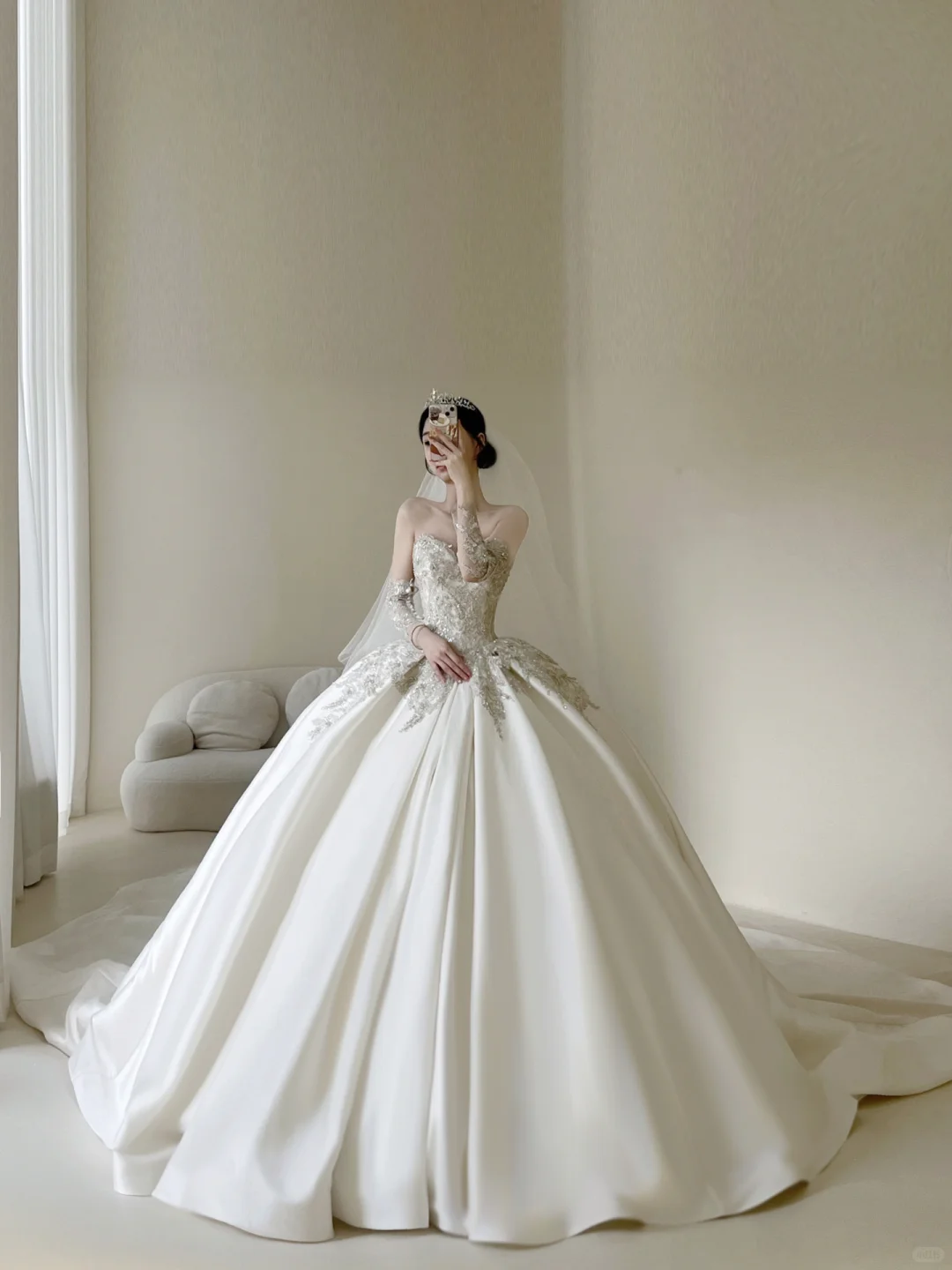 Robe de mariée princesse avec gants, ornée d'appliqués de dentelle et décolleté cœur, style princesse, modèle AB881
