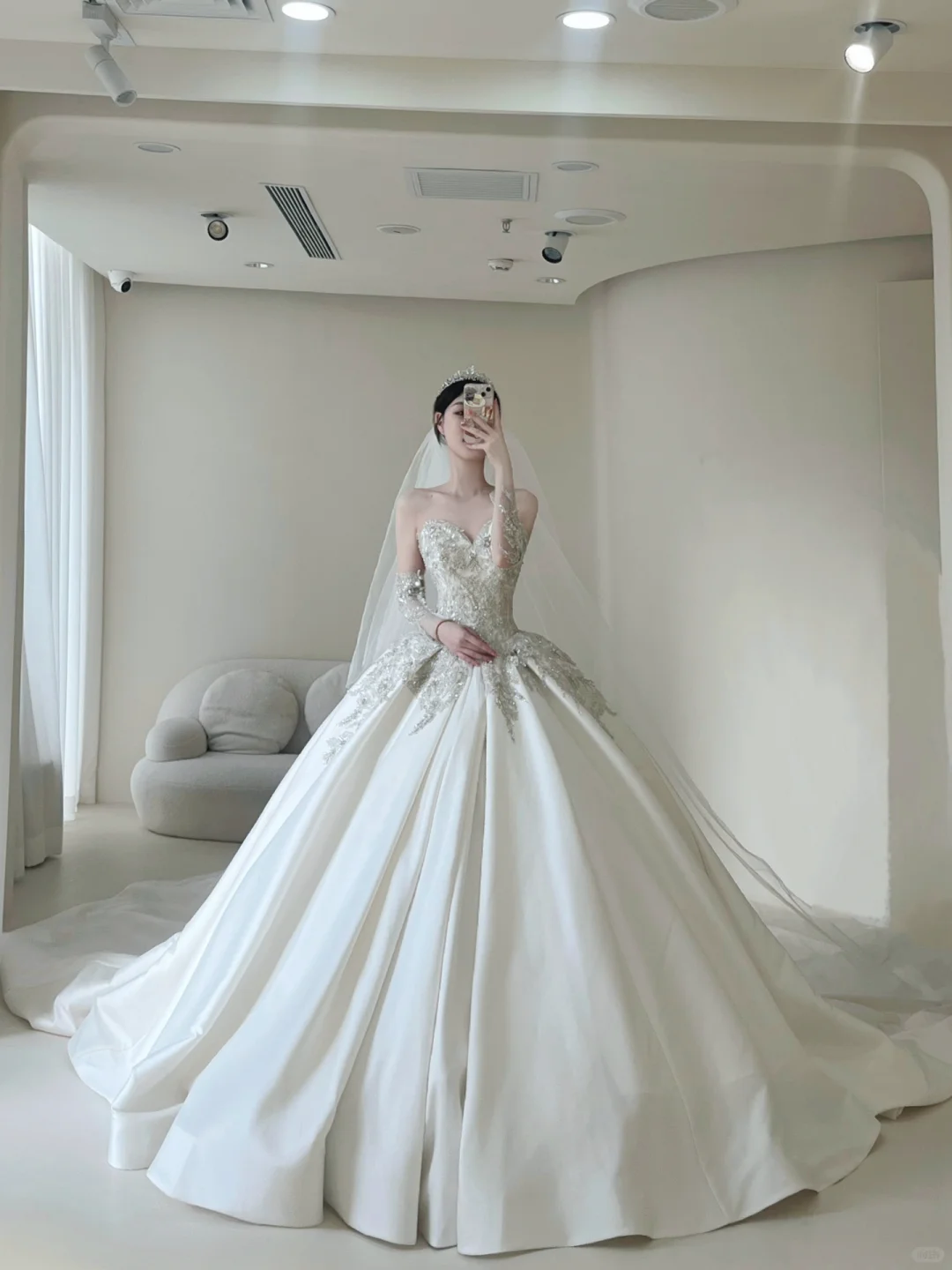 Robe de mariée princesse avec gants, ornée d'appliqués de dentelle et décolleté cœur, style princesse, modèle AB881
