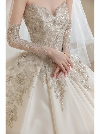 Robe de mariée princesse avec gants, ornée d'appliqués de dentelle et décolleté cœur, style princesse, modèle AB881