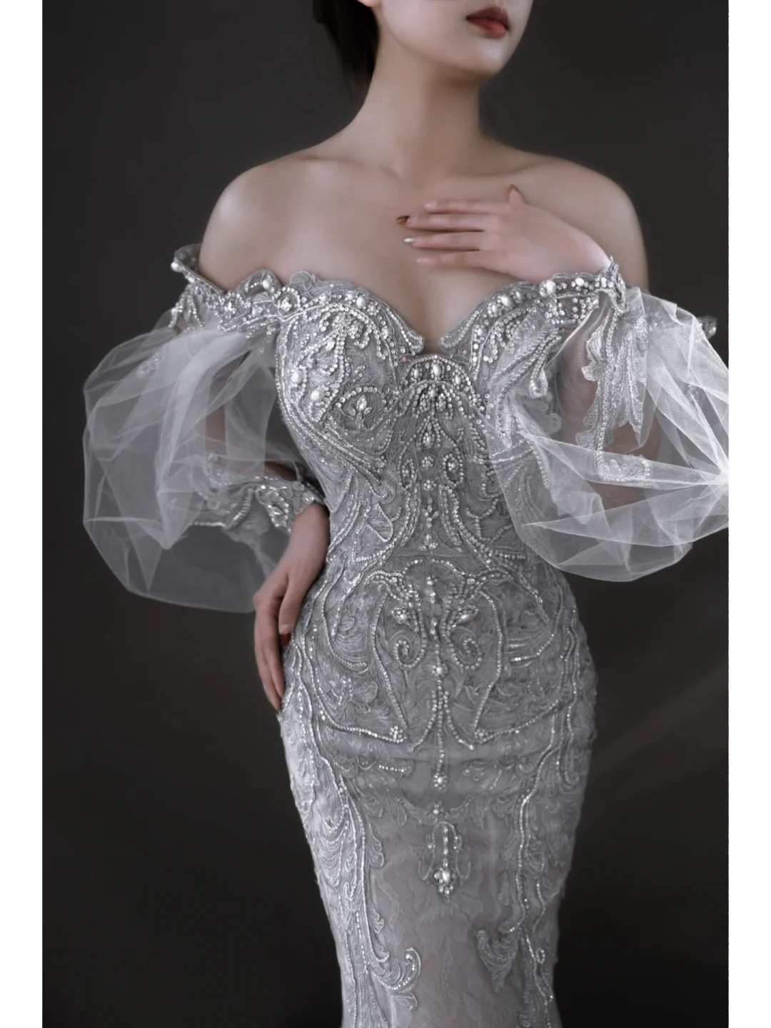 Robe de mariée argentée sirène scintillante à épaules dénudées et manches longues en dentelle à sequins AB884