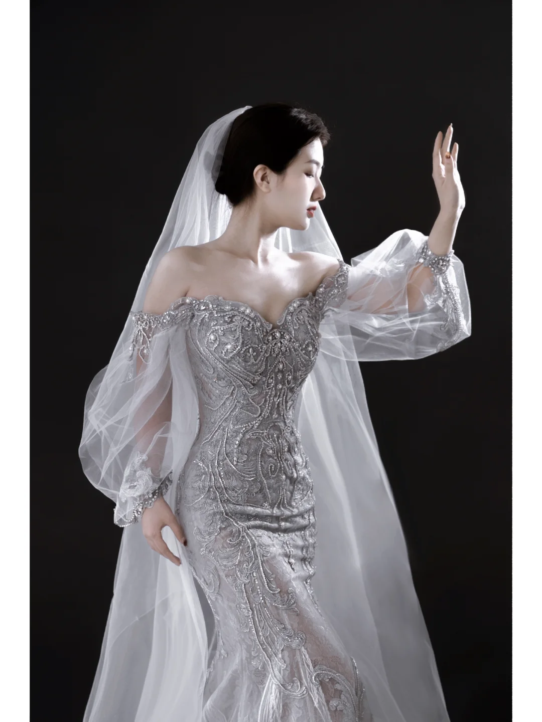 Robe de mariée argentée sirène scintillante à épaules dénudées et manches longues en dentelle à sequins AB884