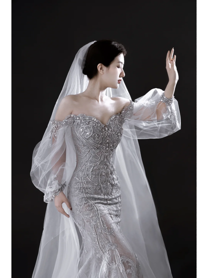 Robe de mariée argentée sirène scintillante à épaules dénudées et manches longues en dentelle à sequins AB884