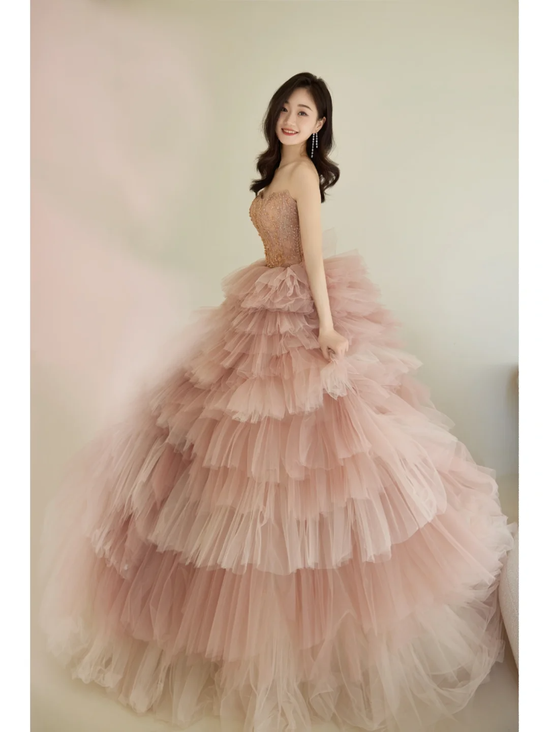 Einzigartiges trägerloses Ballkleid aus rosa Tüll mit mehrlagigem, langem Design, ideal für Abschlussball, Quinceañera, Sweet 15, 16 und Geburtstag (AB886)