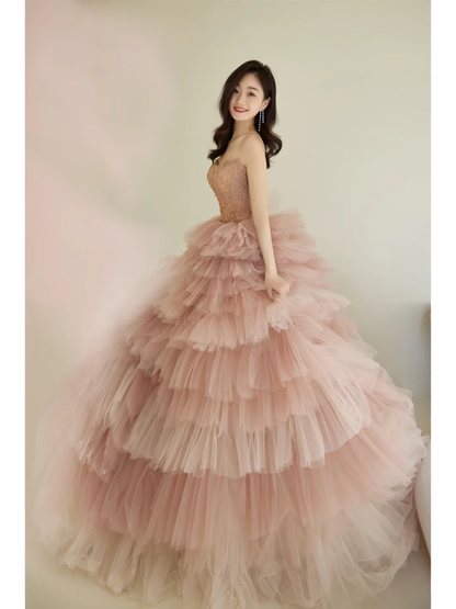 Einzigartiges trägerloses Ballkleid aus rosa Tüll mit mehrlagigem, langem Design, ideal für Abschlussball, Quinceañera, Sweet 15, 16 und Geburtstag (AB886)