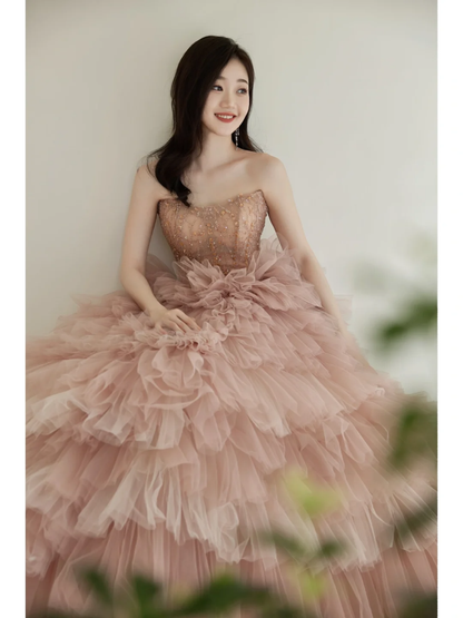 Einzigartiges trägerloses Ballkleid aus rosa Tüll mit mehrlagigem, langem Design, ideal für Abschlussball, Quinceañera, Sweet 15, 16 und Geburtstag (AB886)