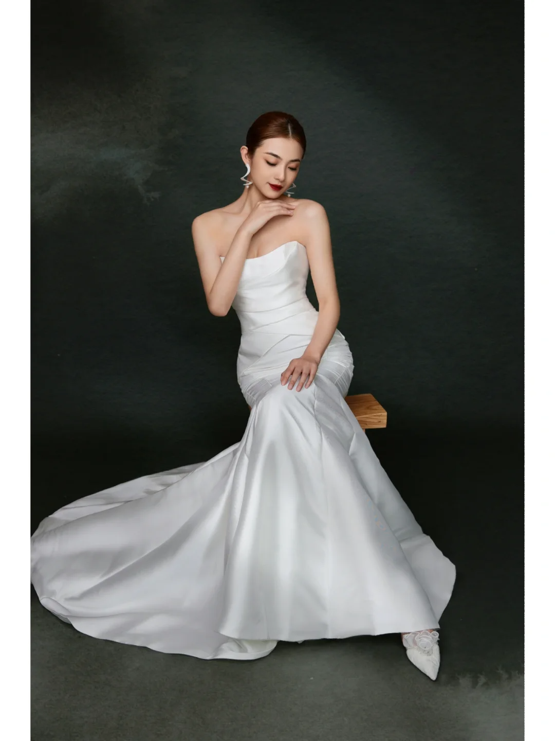 Ärmelloses Brautkleid mit V-Ausschnitt, bodenlang, Meerjungfrauen-Stil, mit Handschuhen, weiß, AB887