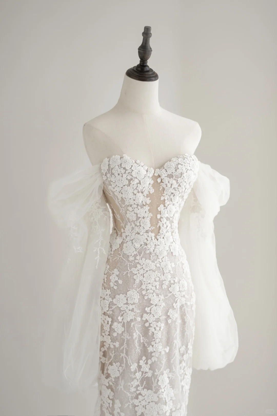 Zeitloses weißes Meerjungfrauen-Brautkleid mit Herzausschnitt, Ärmeln und Spitzenapplikationen für die Braut (Modell AC001)