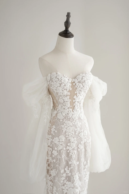 Zeitloses weißes Meerjungfrauen-Brautkleid mit Herzausschnitt, Ärmeln und Spitzenapplikationen für die Braut (Modell AC001)
