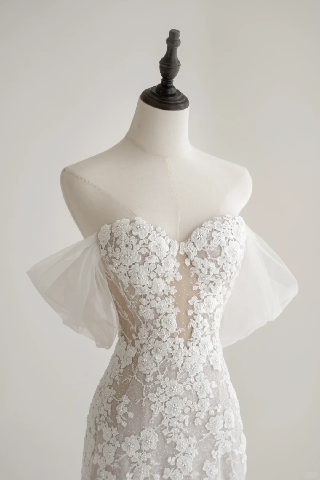 Zeitloses weißes Meerjungfrauen-Brautkleid mit Herzausschnitt, Ärmeln und Spitzenapplikationen für die Braut (Modell AC001)