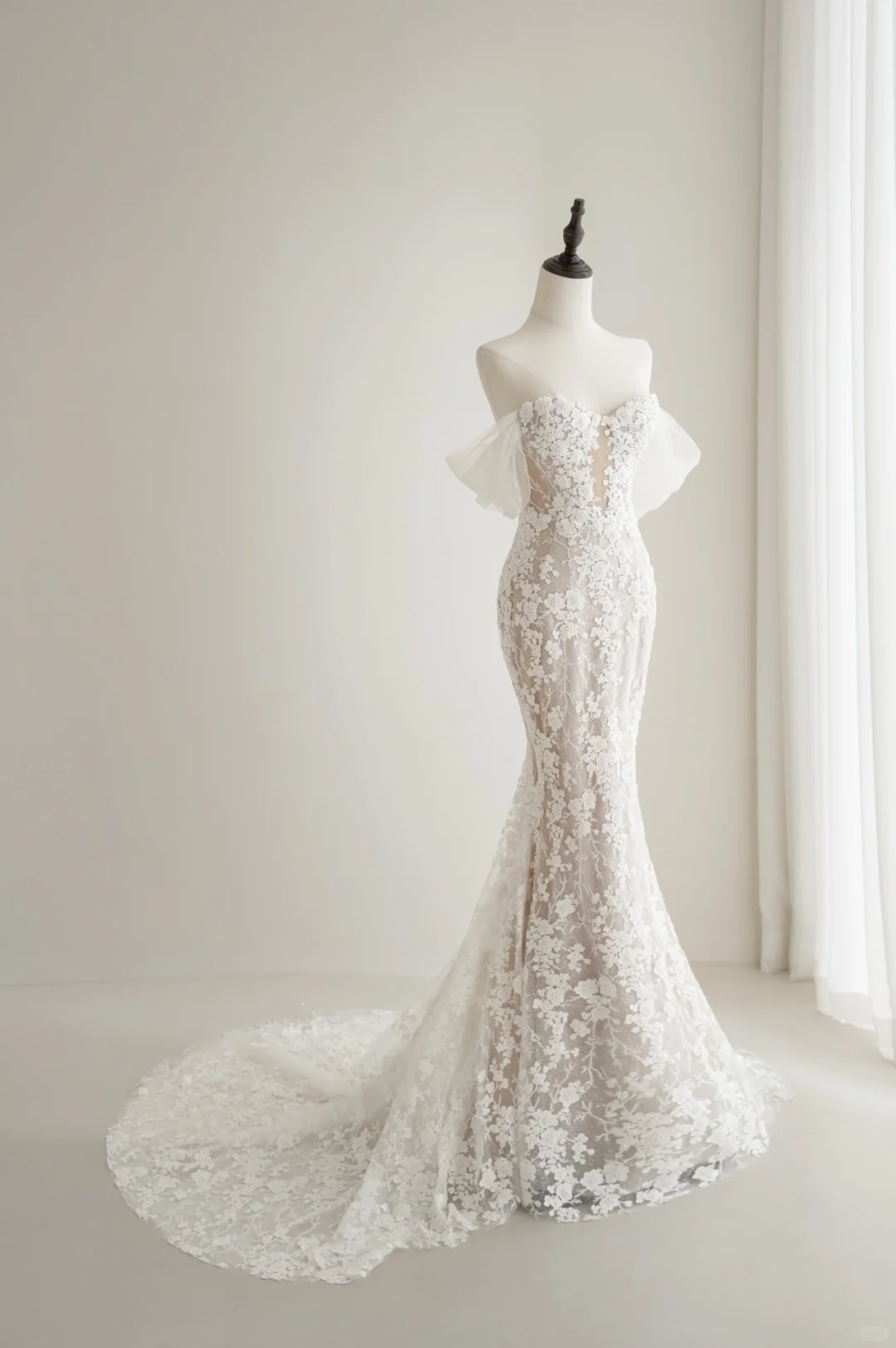 Zeitloses weißes Meerjungfrauen-Brautkleid mit Herzausschnitt, Ärmeln und Spitzenapplikationen für die Braut (Modell AC001)