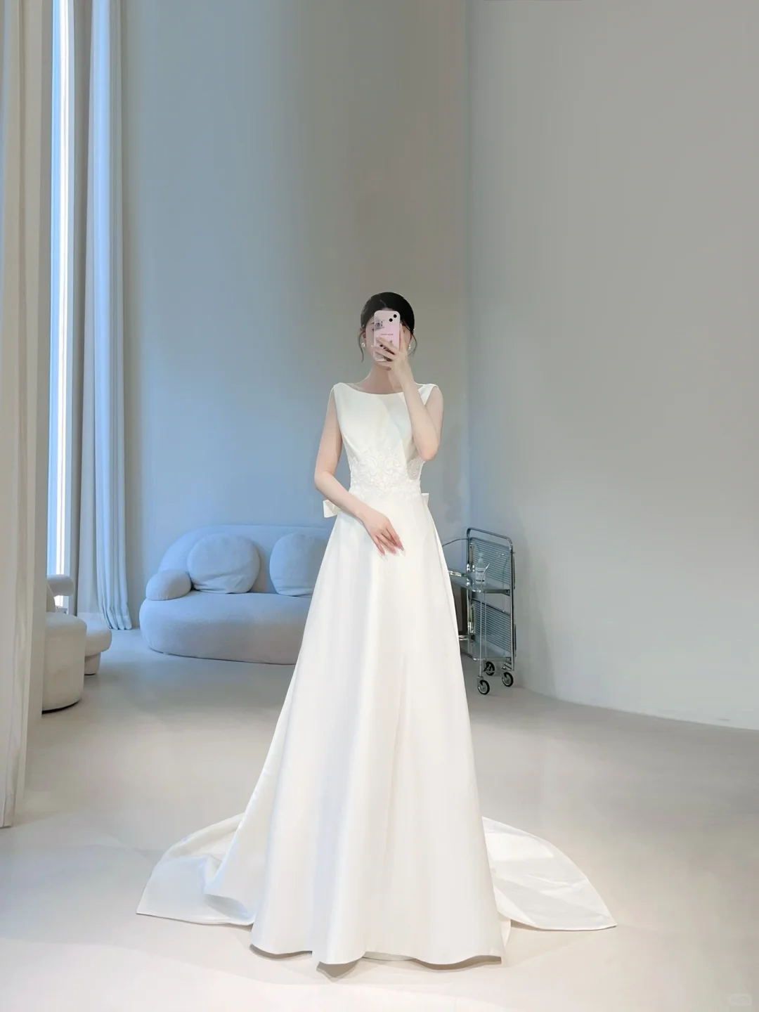 Zeitloses weißes A-Linien-Brautkleid mit Schleife aus Satin für Damen, Modell AC003