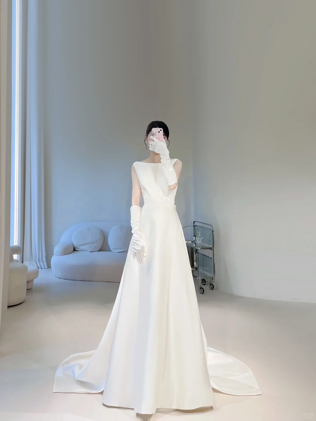 Zeitloses weißes A-Linien-Brautkleid mit Schleife aus Satin für Damen, Modell AC003