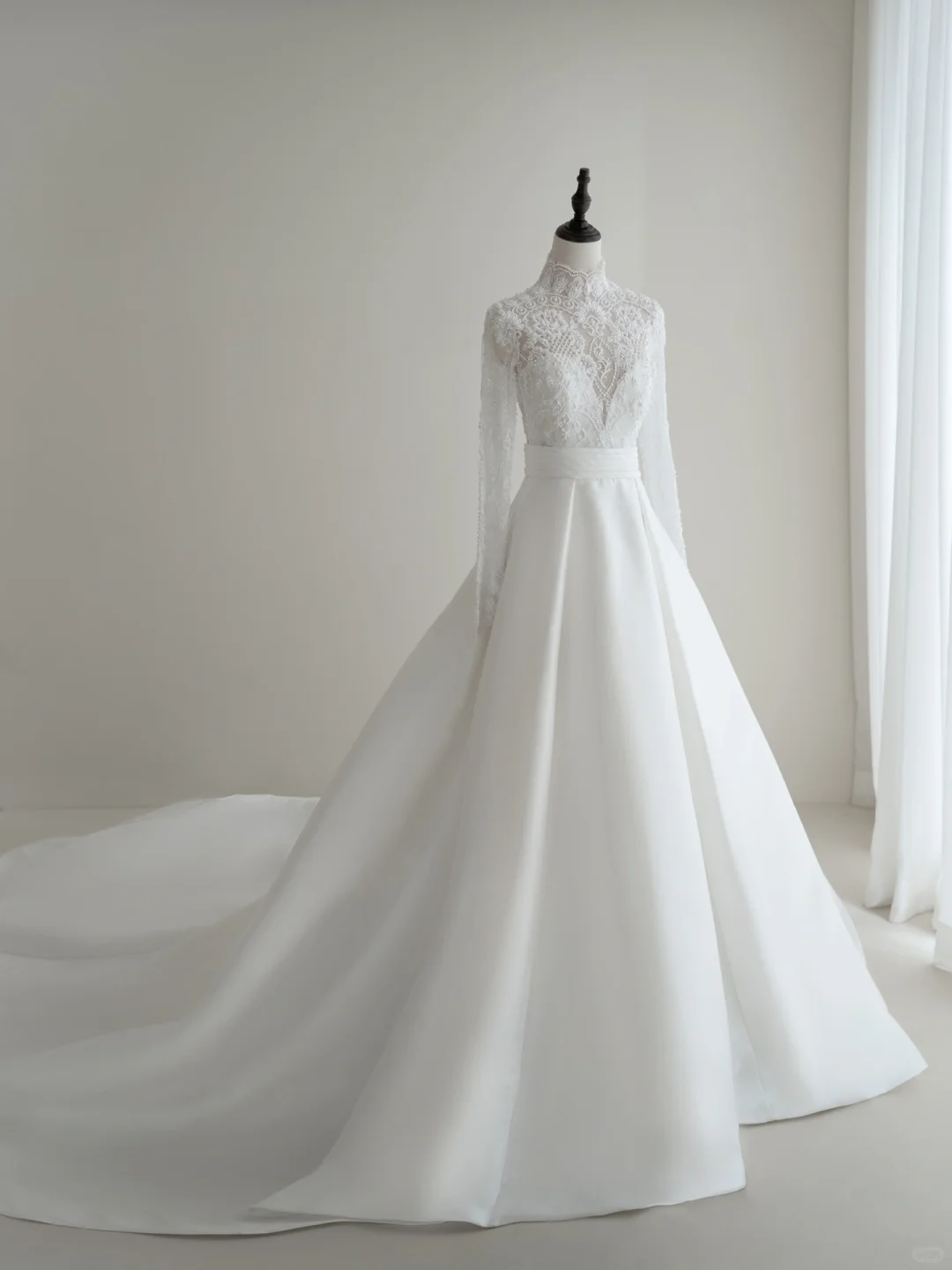 Zeitloses weißes Ballkleid für Damen, hochgeschlossen, lange Ärmel, Satin, Brautkleid mit Spitze, Modell AC008
