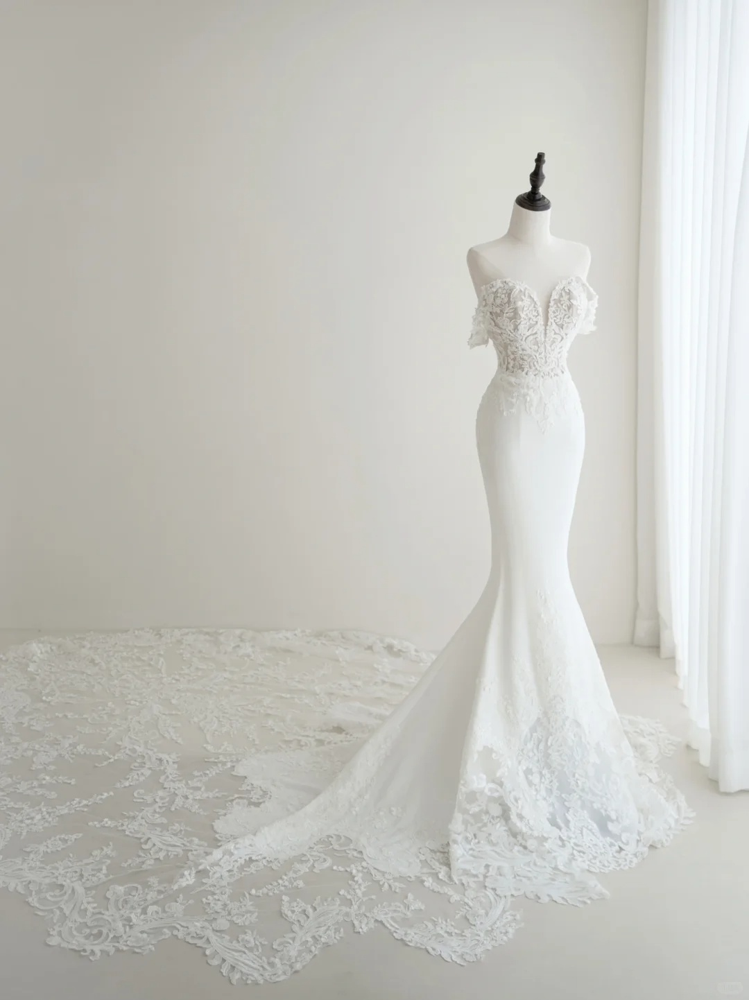 Zeitloses weißes schulterfreies Brautkleid im Meerjungfrauenstil mit Ärmeln, Spitze und Applikationen, AC018