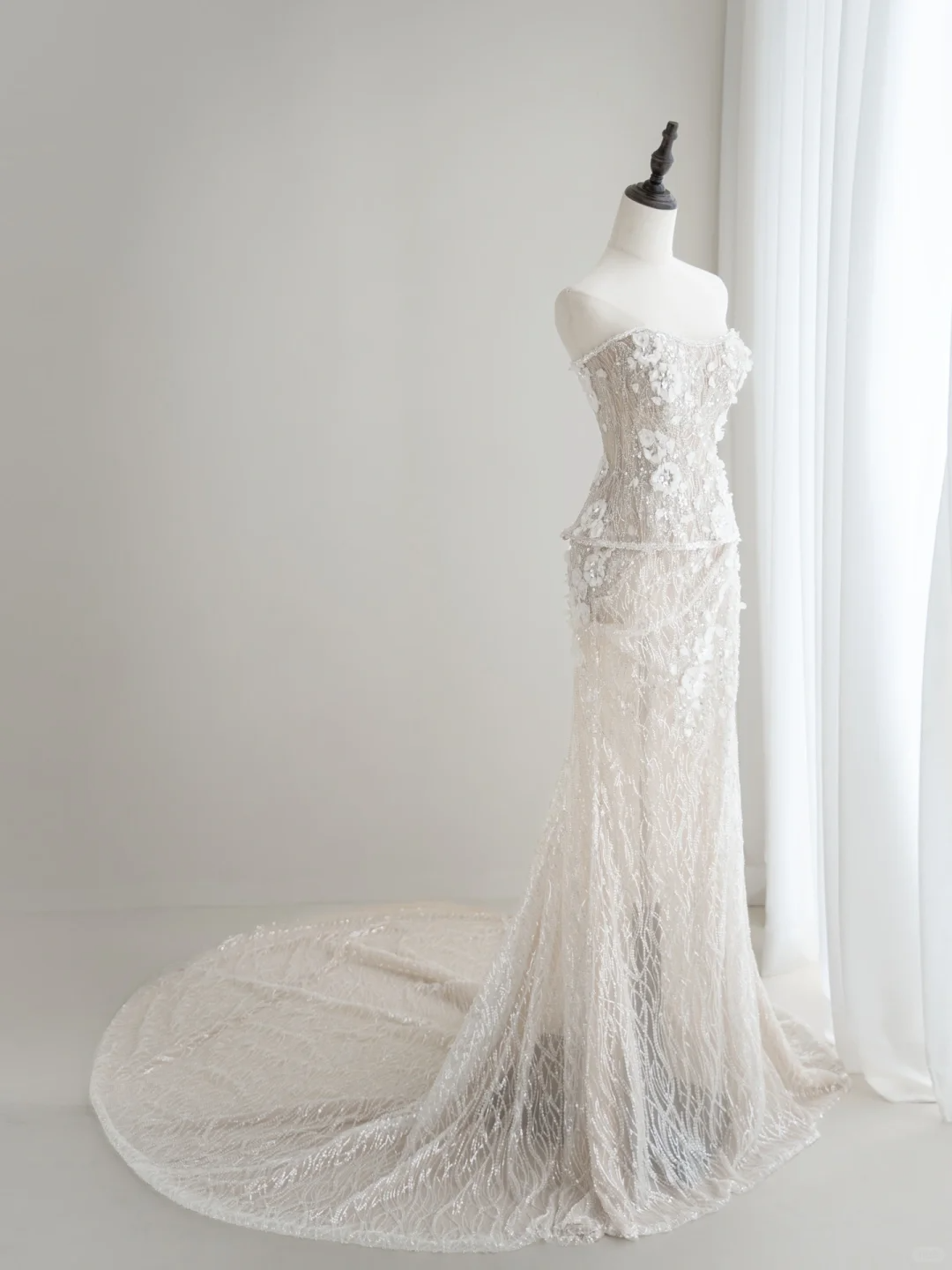 Zeitloses weißes Brautkleid im Meerjungfrauenstil mit Herzausschnitt und Spitze, Applikationen, AC014