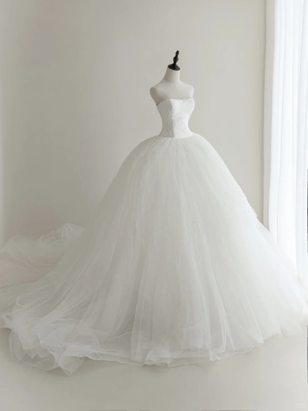 Robe de bal blanche intemporelle pour femme, bustier sans manches en tulle, robe de mariée pour la mariée AC015