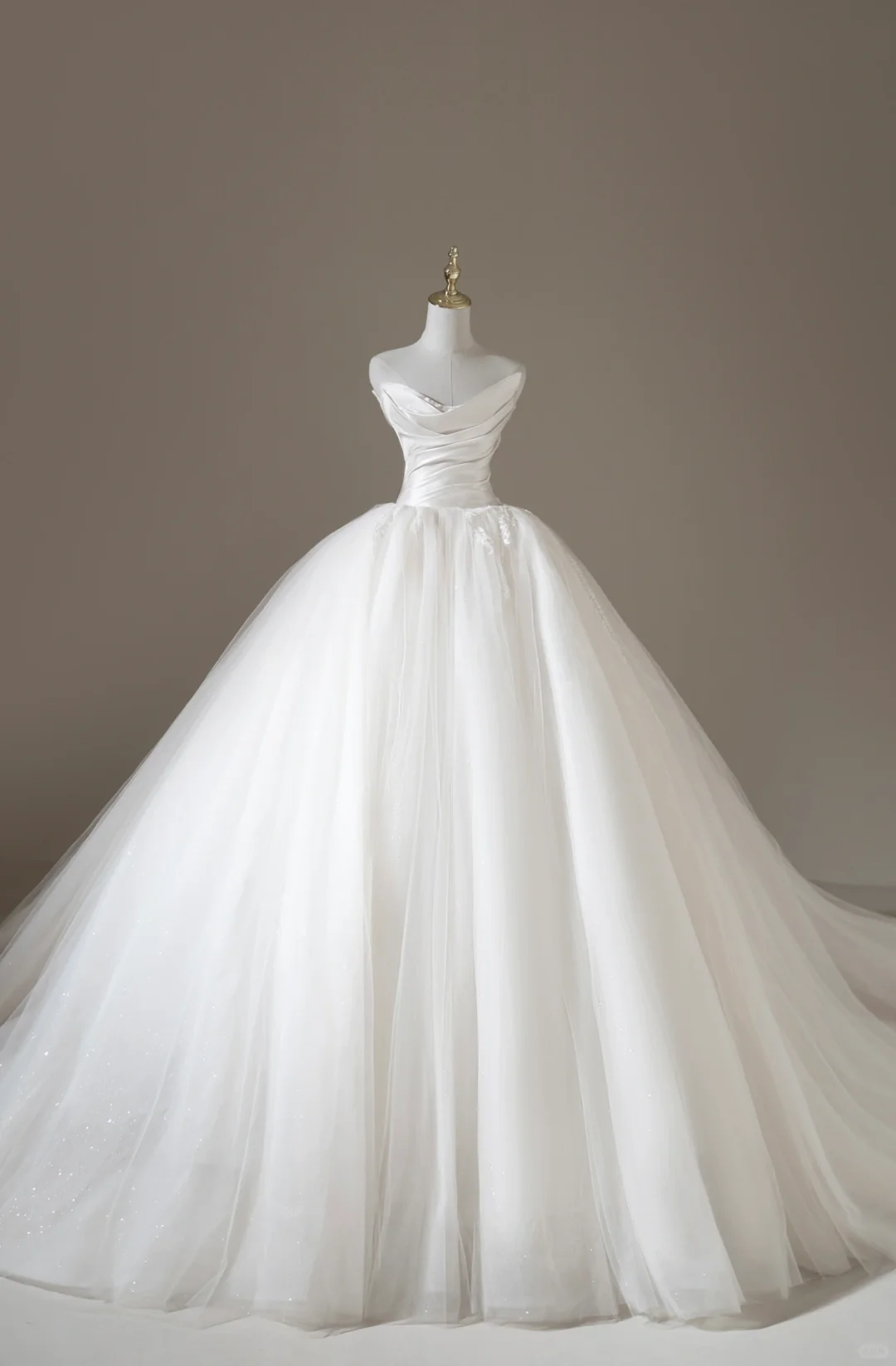 Elegantes, weißes, trägerloses, ärmelloses Tüll-Ballkleid für Bräute (Modell AC041)