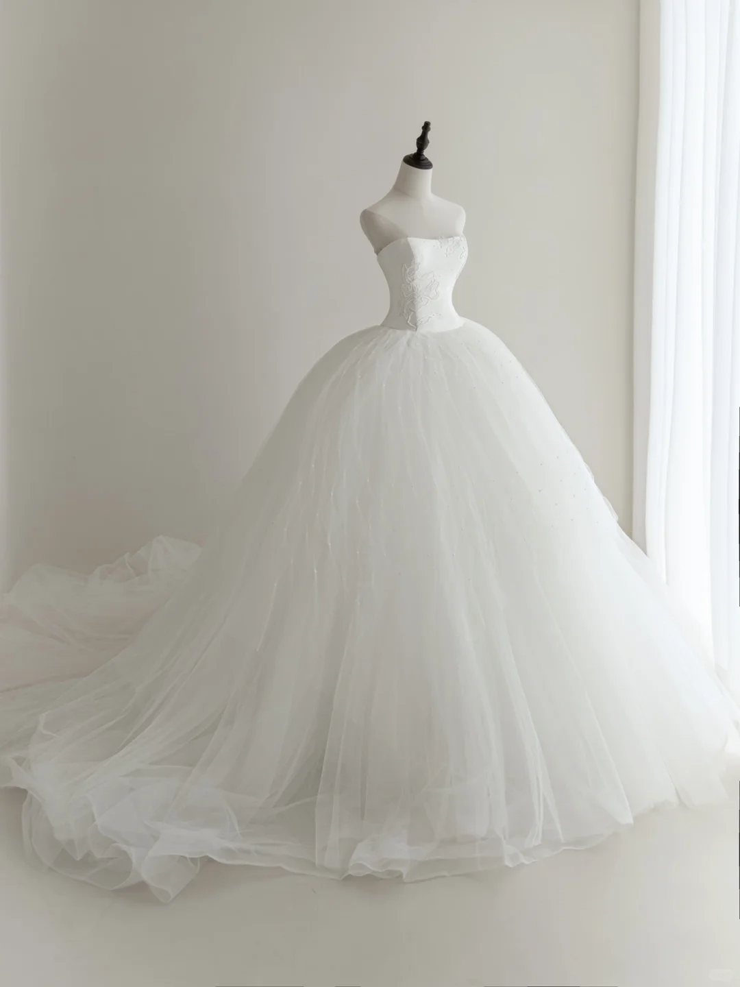 Robe de mariée bustier simple pour femme, ornée d'appliqués de dentelle, longueur au sol, en tulle, modèle AC041