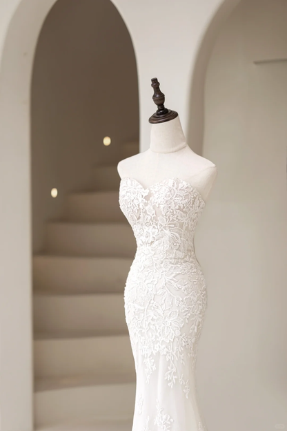 Elegantes Meerjungfrauen-Brautkleid mit Herzausschnitt, Spitzenapplikationen, bodenlang, aus Tüll, Modell AC044