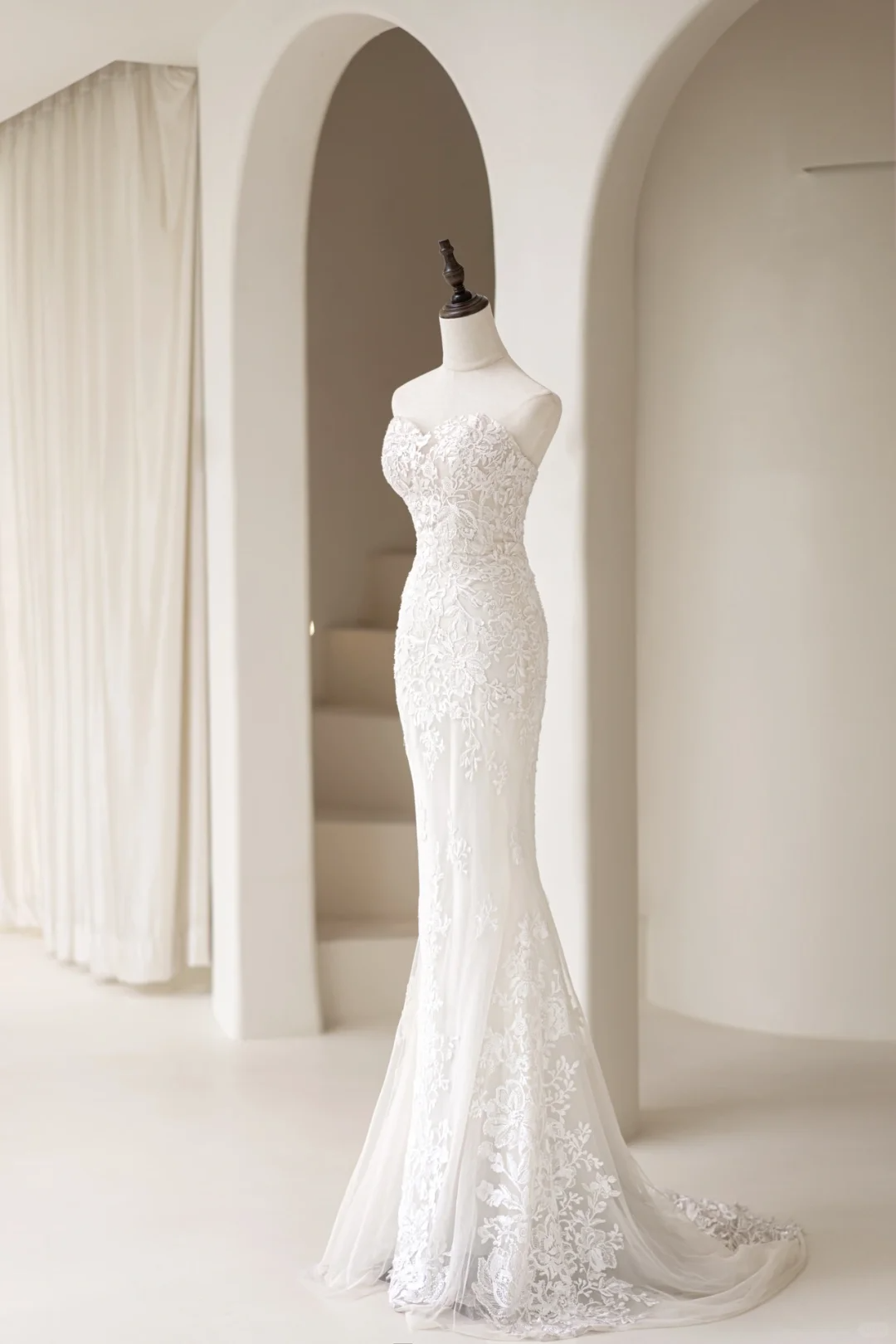 Elegantes Meerjungfrauen-Brautkleid mit Herzausschnitt, Spitzenapplikationen, bodenlang, aus Tüll, Modell AC044
