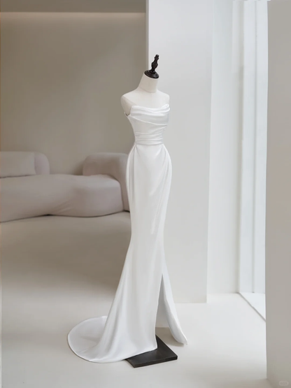 Schlichtes, weißes, trägerloses, ärmelloses Meerjungfrauen-Brautkleid aus Satin mit Schlitz für Damen (Modell AC045)