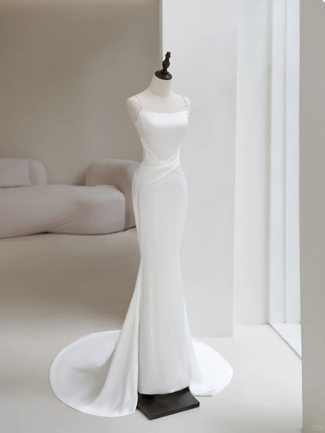 Robe de mariée sirène blanche simple pour femme, bretelles spaghetti, sans manches, en satin plissé, référence AC047