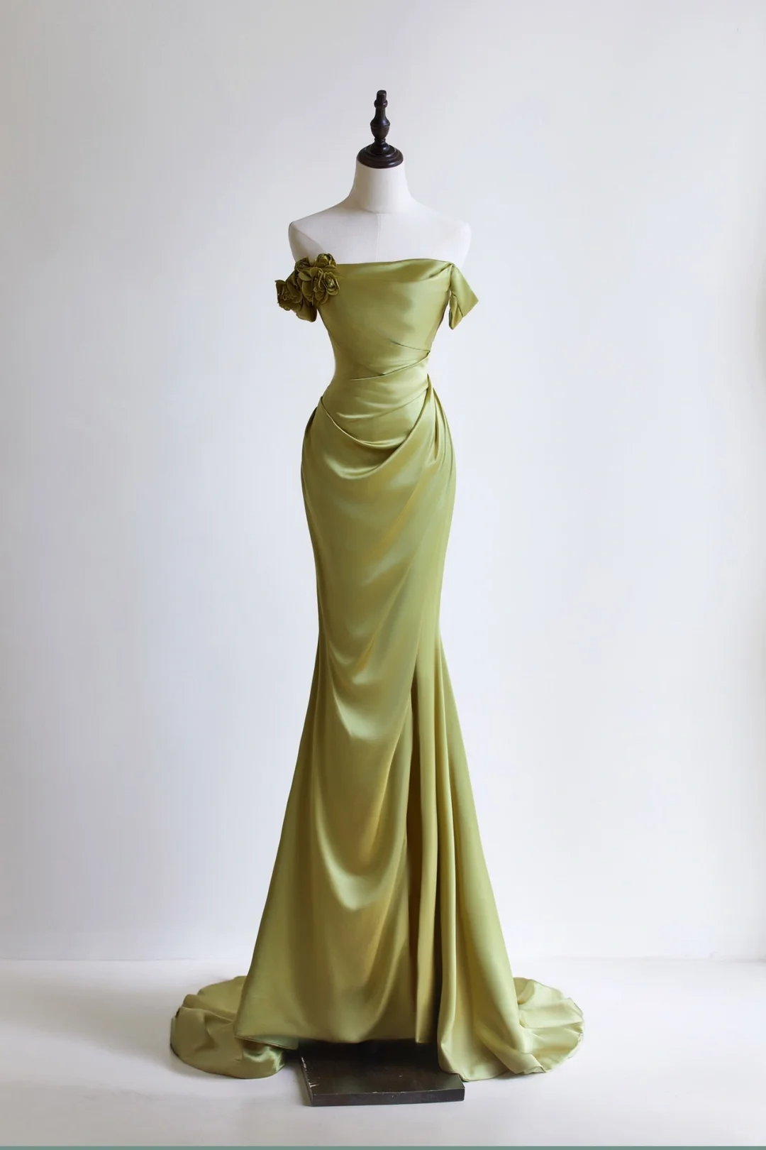 Elegantes, schulterfreies Meerjungfrauen-Kleid aus salbeigrünem Satin für Damen – langes, formelles Ballkleid, Outfit zum 22. Geburtstag C055