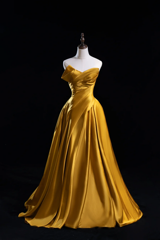 Robe de bal ravissante en satin doré à décolleté cœur et fronces plissées, longue et élégante. Idéale pour un 18e anniversaire. Référence A055.