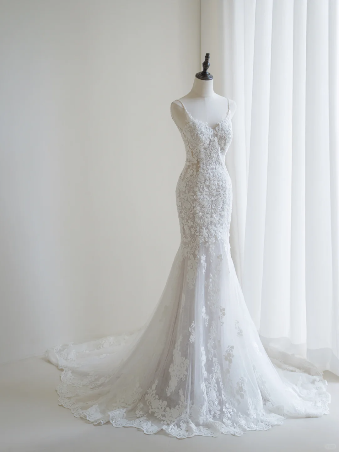 Zeitloses Meerjungfrauen-Brautkleid mit Spaghettiträgern aus weißem Tüll und Spitzenapplikationen (Modell AC061)