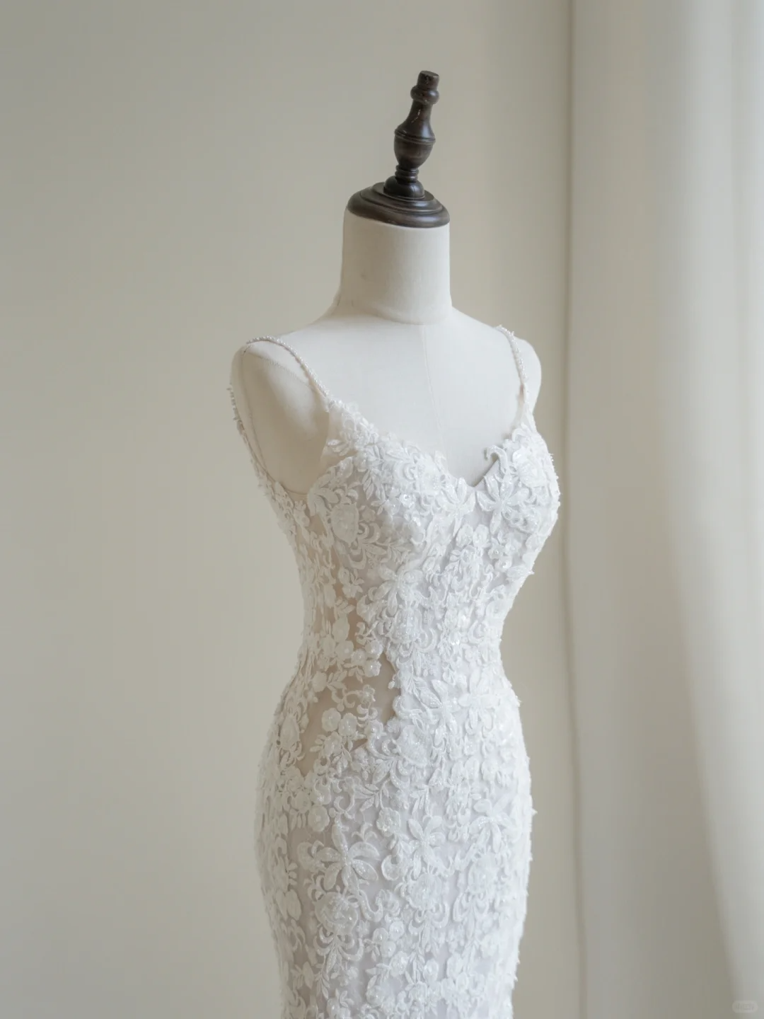 Zeitloses Meerjungfrauen-Brautkleid mit Spaghettiträgern aus weißem Tüll und Spitzenapplikationen (Modell AC061)