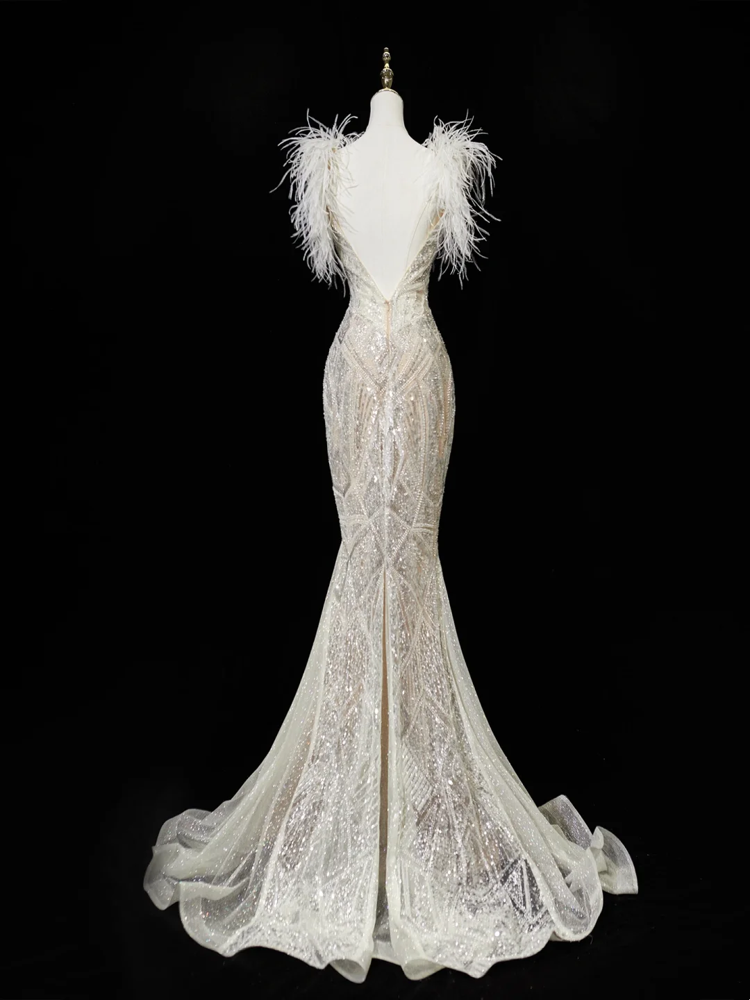 Robe de mariée sirène intemporelle à fines bretelles, ornée de sequins blancs et de plumes, référence AC064