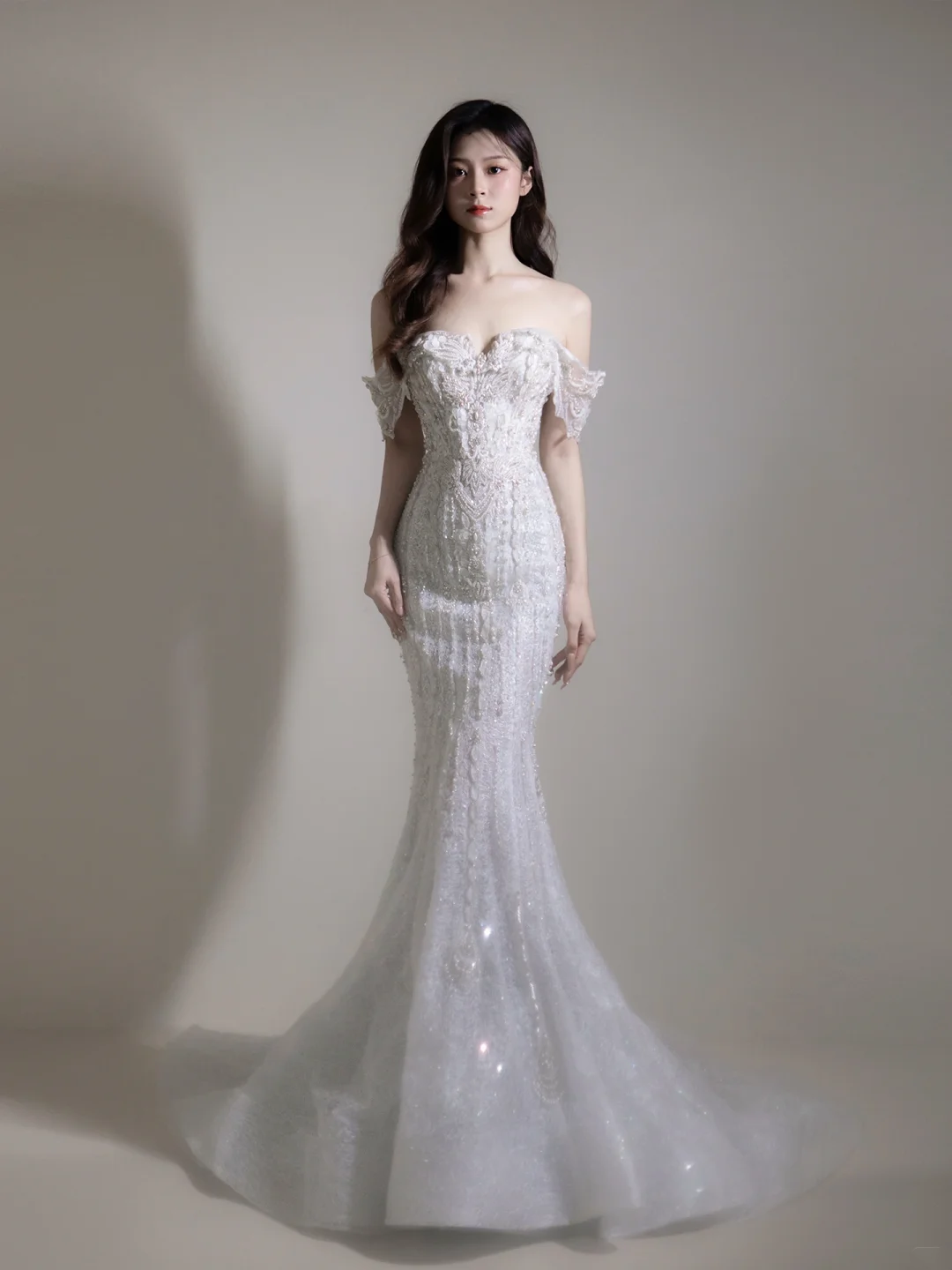 Robe de mariée sirène épaules dénudées à manches longues ornée de perles (AC066)