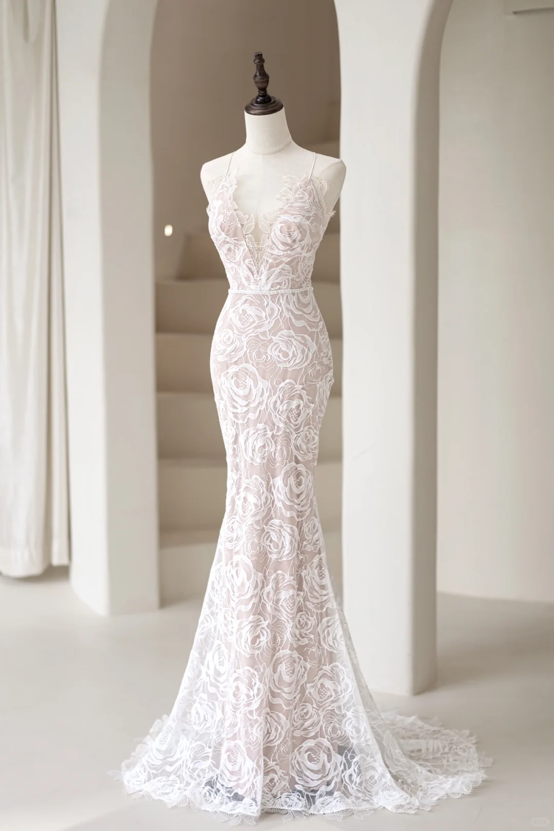 Zeitloses Meerjungfrauen-Brautkleid mit Spaghettiträgern aus champagnerweißer Spitze für Damen, Modell AC031