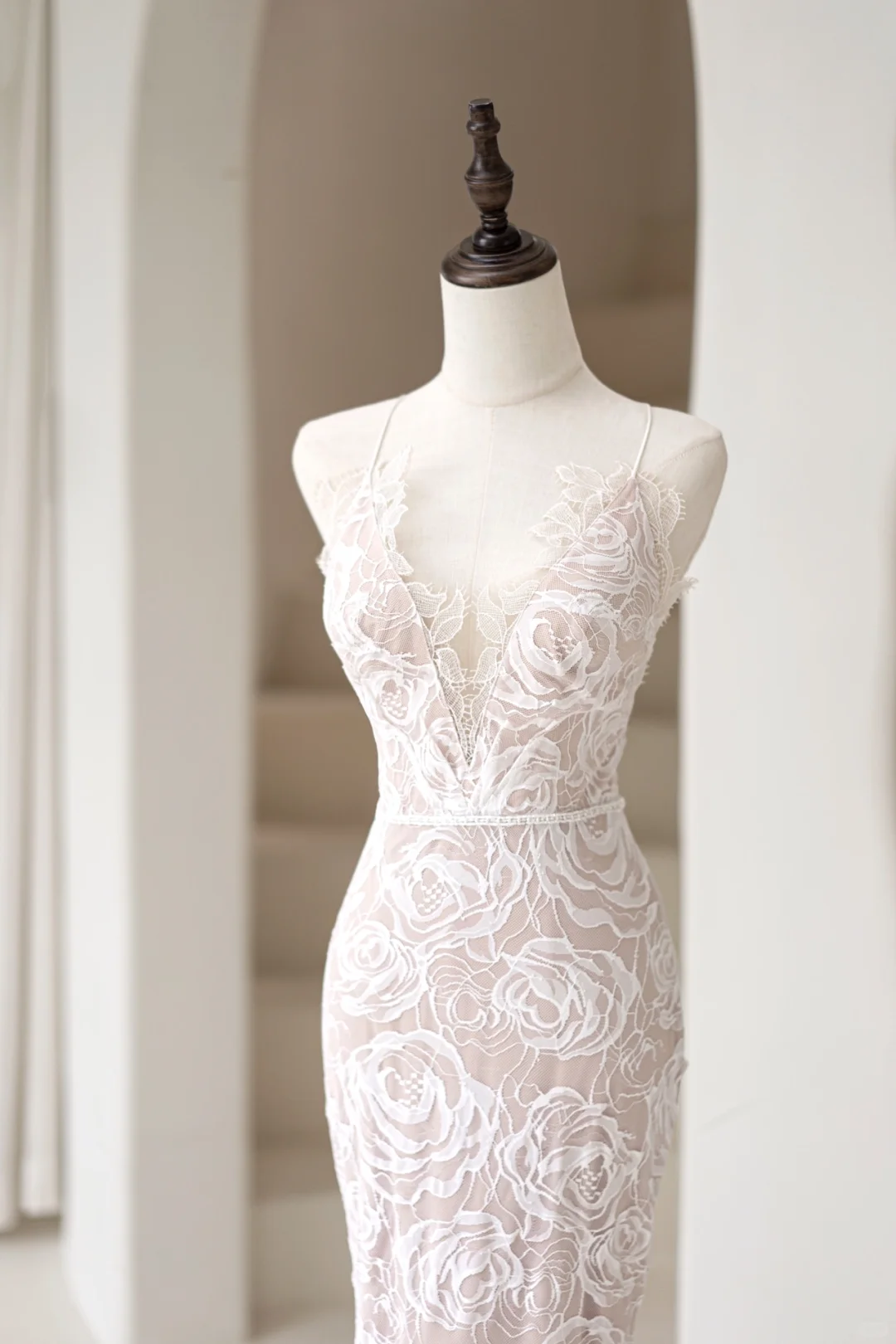 Zeitloses Meerjungfrauen-Brautkleid mit Spaghettiträgern aus champagnerweißer Spitze für Damen, Modell AC031