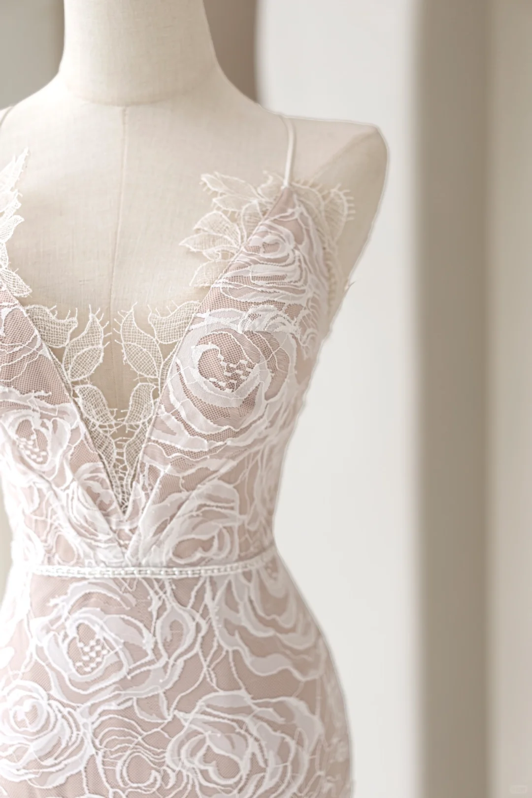 Zeitloses Meerjungfrauen-Brautkleid mit Spaghettiträgern aus champagnerweißer Spitze für Damen, Modell AC031