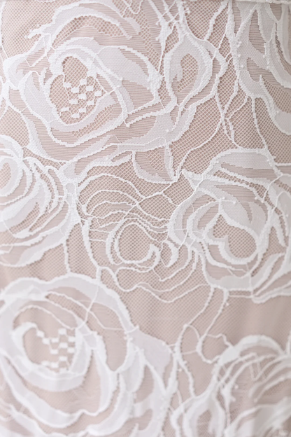 Zeitloses Meerjungfrauen-Brautkleid mit Spaghettiträgern aus champagnerweißer Spitze für Damen, Modell AC031
