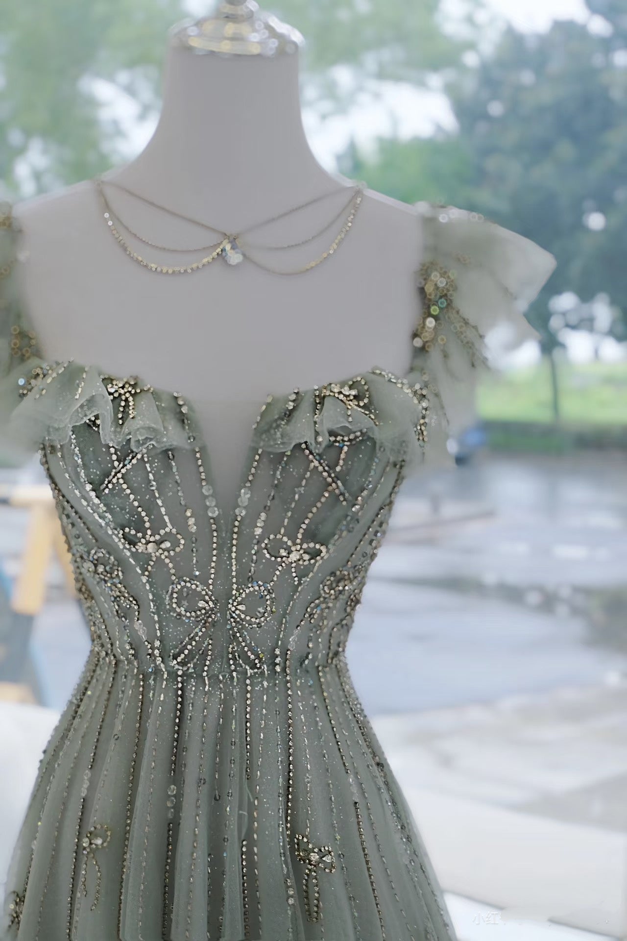 Robe de soirée longue élégante en tulle vert, coupe trapèze, col carré, style formel, idéale pour les bals de fin d'année et les dîners (AQ137)